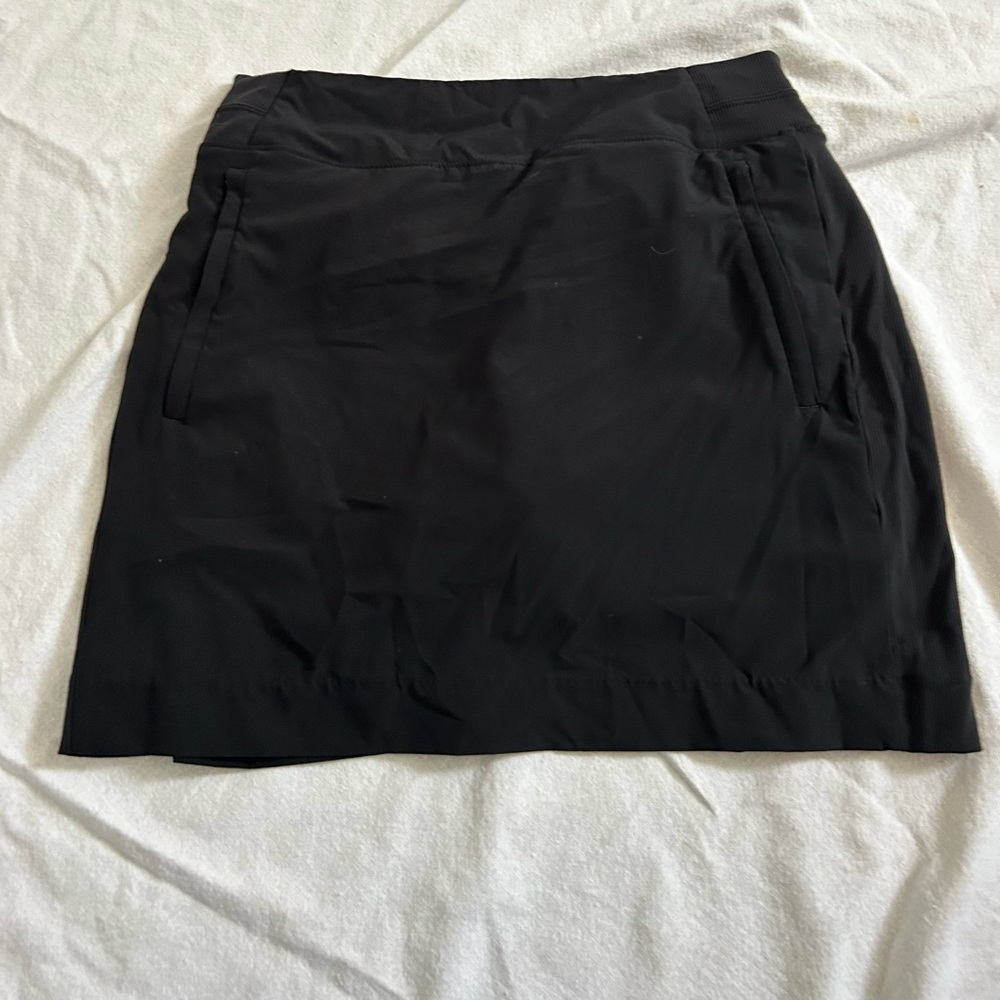Athleta Skort. Elastic waist/zipper pockets. Size 4. New, no tags.